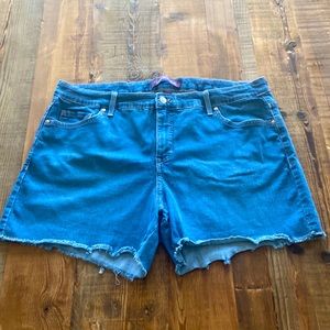 Relaxed fit cut off jean shorts.
